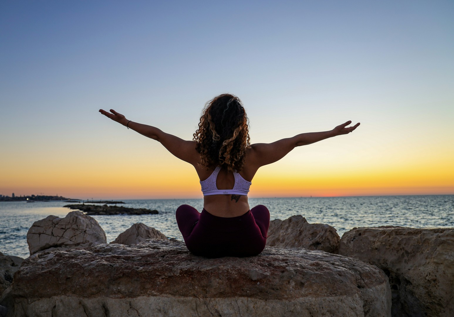 Studenti durante una sessione di yoga avanzato nella nostra sala principale illuminata dalla luce naturale